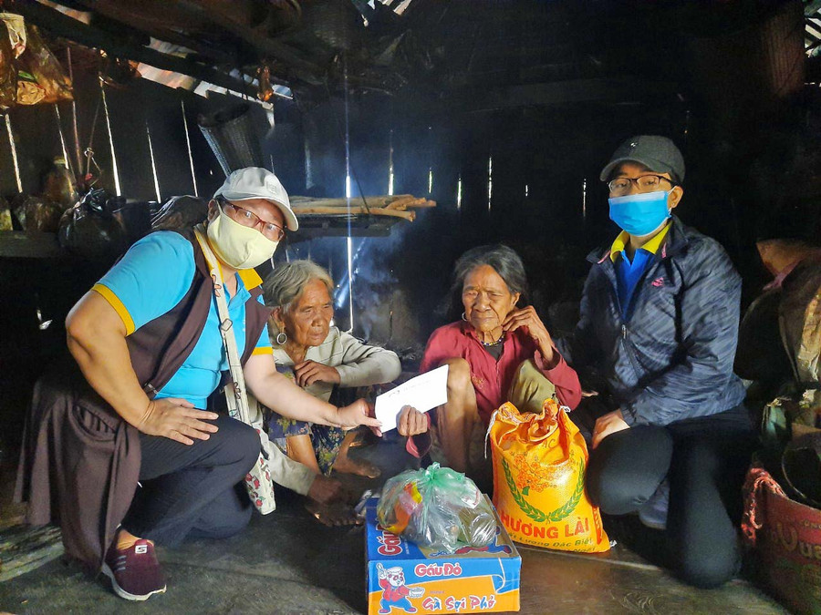 Ảnh 2: Câu lạc bộ Tấm lòng vàng An Khê tặng quà cho gia đình bà Đinh Thị Byõng (SN 1923, làng Kleo Ktu, xã Yang Bắc, huyện Đak Pơ).