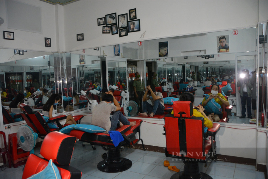 Đoàn kiểm tra cơ sở cắt tóc, gội đầu Tuyết Trinh, phát hiện 3 khách nam đang được phục vụ trong phòng kín. Ảnh: H.G