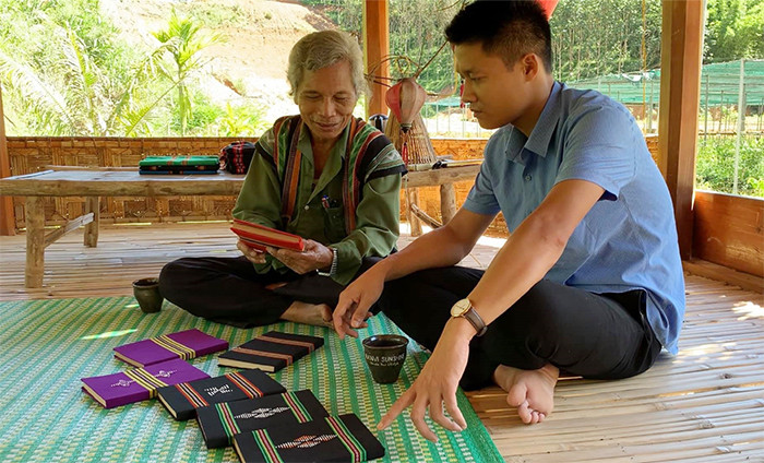 Anh Hiển cùng già làng Bh’riu Pố trao đổi về các loại cây dược liệu.