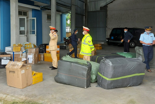 Tổng giá trị hàng hóa nhập lậu trên xe khách BKS 29B-152.35 ước tính khoảng 1 tỷ đồng. Ảnh: A.K