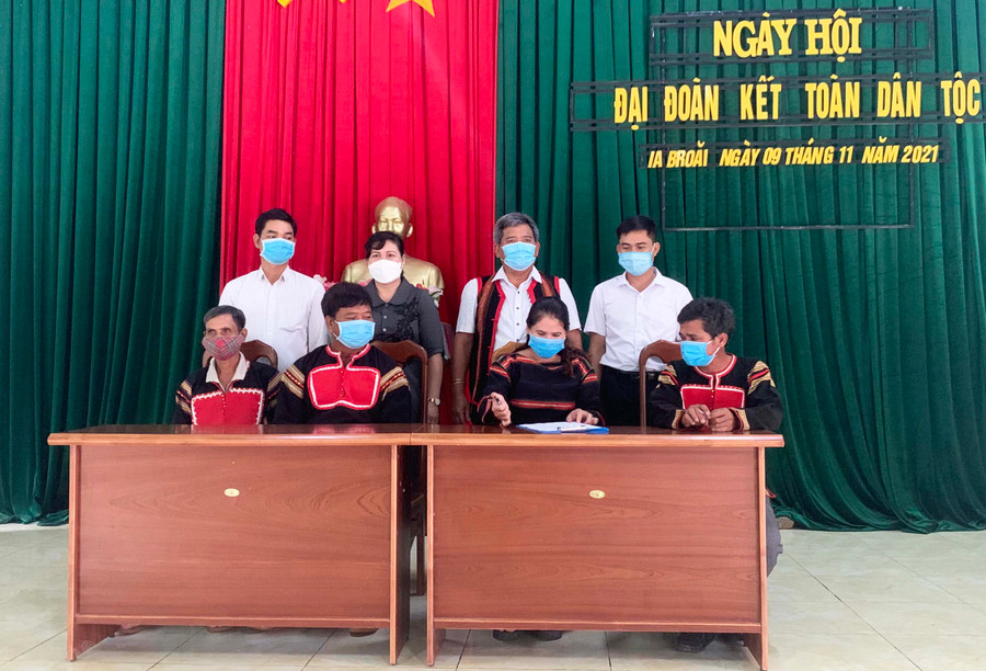 Cán bộ và nhân dân thôn Ia Rniu ký cam kết xây dựng khu dân cư văn hóa năm 2022. Ảnh: Vũ Chi