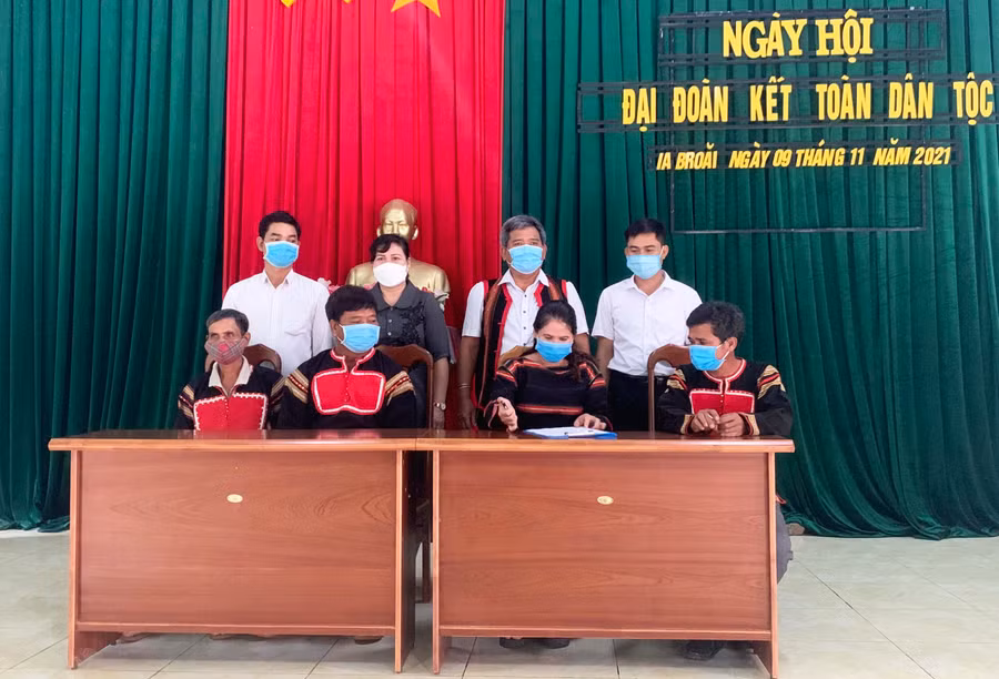 Cán bộ và nhân dân thôn Ia Rniu ký cam kết xây dựng khu dân cư văn hóa năm 2022. Ảnh: Vũ Chi