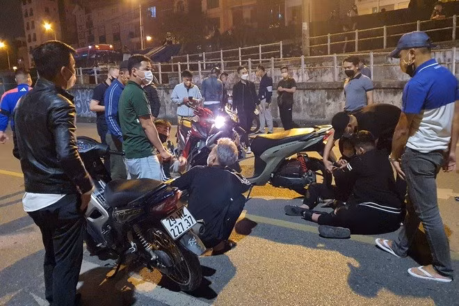  Nhiều thanh, thiếu niên bị giữ tại các chốt - Ảnh: TN