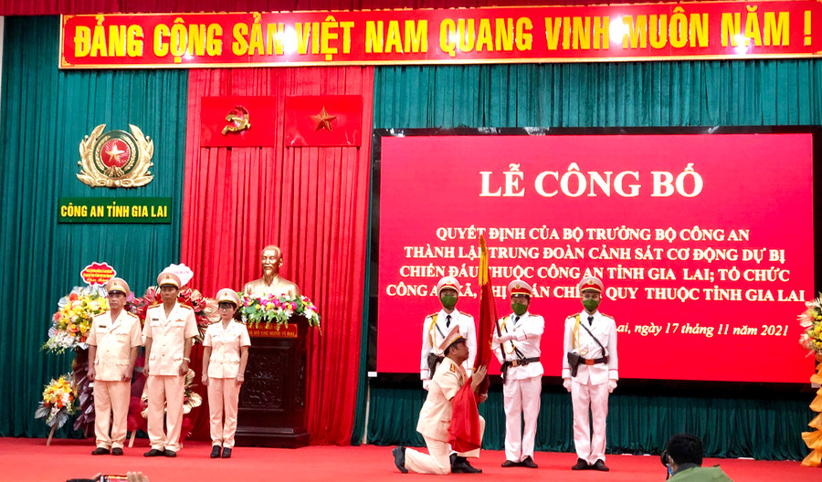Chỉ huy Trung đoàn CSCĐ dự bị chiến đấu Công an tỉnh Gia Lai tuyên thệ. Ảnh: Lê Hòa hỉ huy Trung đoàn Cảnh sát Cơ động dự bị chiến đấu Công an tỉnh Gia Lai tuyên thệ. Ảnh Lê Hòa