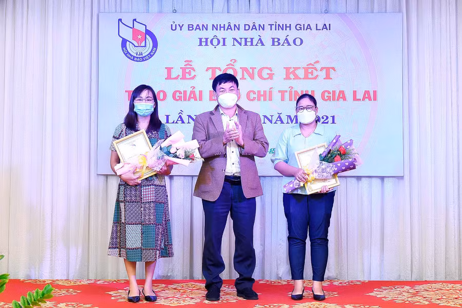 Nhà báo Huỳnh Kiên-Tổng Biên tập Báo Gia Lai, Chủ tịch Hội Nhà báo tỉnh, Trưởng ban tổ chức Giải Báo chí tỉnh lần thứ X-2021 trao giải A cho các tác giả. Ảnh: Đức Thụy