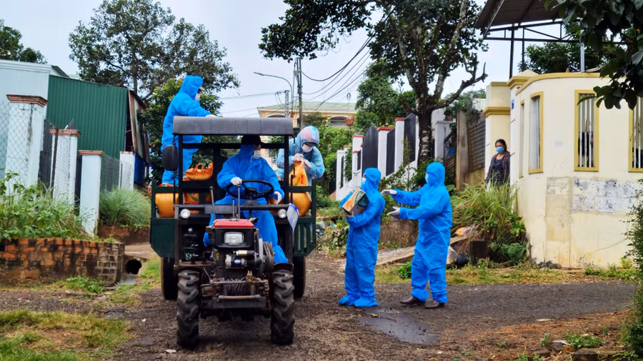Tổ Covid cộng đồng vận chuyển nhu yếu phẩm hỗ trợ người dân khu vực phong tỏa làng Pleiku Roh (phường Yên Đổ, TP. Pleiku). Ảnh: Bá Bính