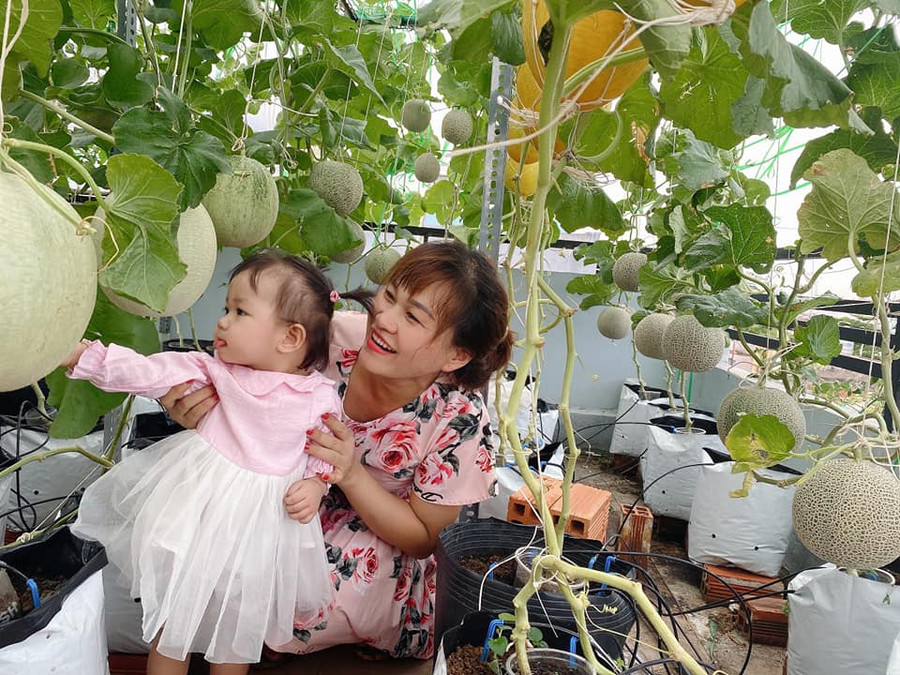 Chị Luyện và con gái khám phá khu vườn. Chị Luyện và con gái khám phá khu vườn.