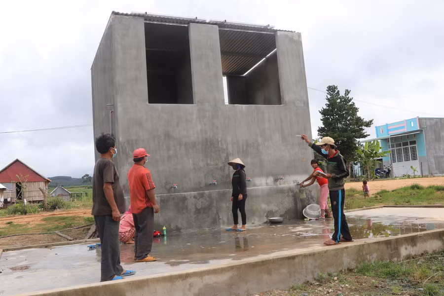 Với sự giám sát chặt chẽ của Ban Giám sát, các công trình do Nhà nước đầu tư tại làng Nhoi có chất lượng tốt, ít hư hỏng. Ảnh: Hoành Sơn