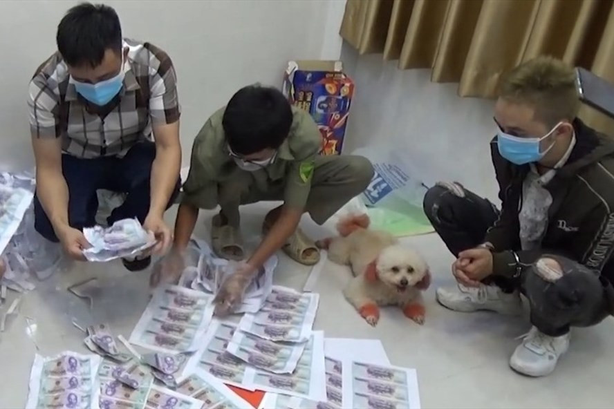 Nhiều bản in tiền giả chưa cắt tại nhà đối tượng ở. Nhiều bản in tiền giả chưa cắt tại nhà đối tượng ở.