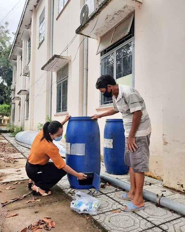 Ông Trần Văn Khoa, nông dân thôn Hà Tây, xã Quốc Oai, huyện Đạ Tẻh giới thiệu thùng ủ rác thải của gia đình. Ảnh: HND