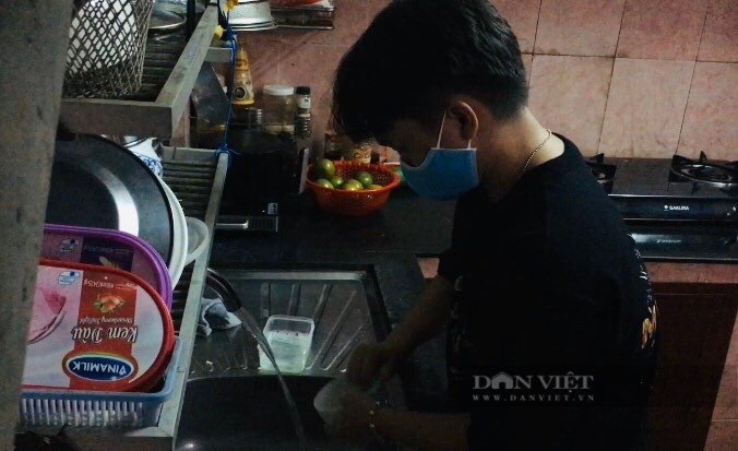 Sau giờ học, Bảo tranh thủ rửa chén bát và cắm cơm tối. Lịch trình tiếp theo của em là dạy thêm, học bài và trò chuyện với anh trai. Ảnh: Mỹ Quỳnh