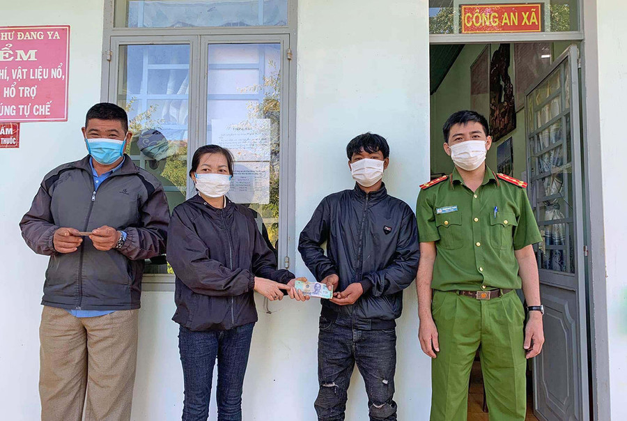  Anh Thưk (thứ 2 từ phải qua) đã trao trả số tiền hơn 21 triệu đồng cho vợ chồng anh Vương Công Nghĩa. Ảnh: Văn Nam