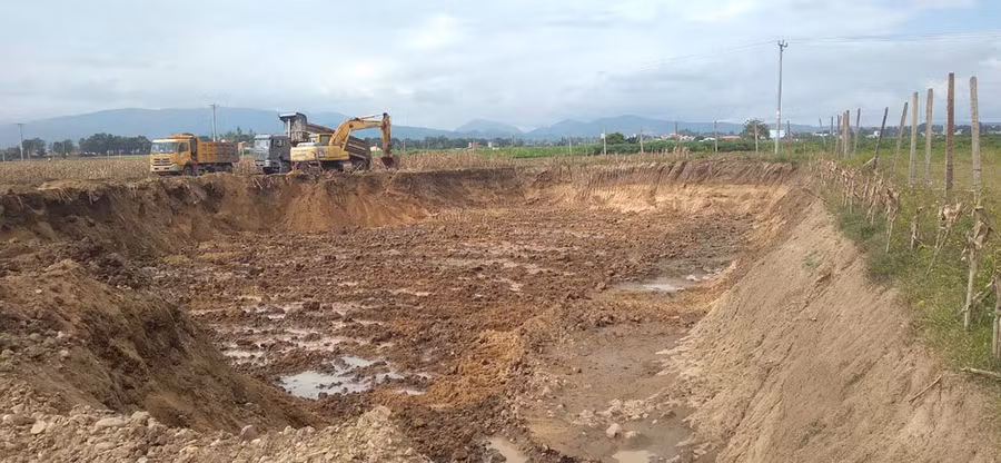  Hiện trường vụ khai thác đất trái phép của Công ty Xuân Hương tại xã Ia Tul, huyện Ia Pa. Ảnh: Lê Anh 