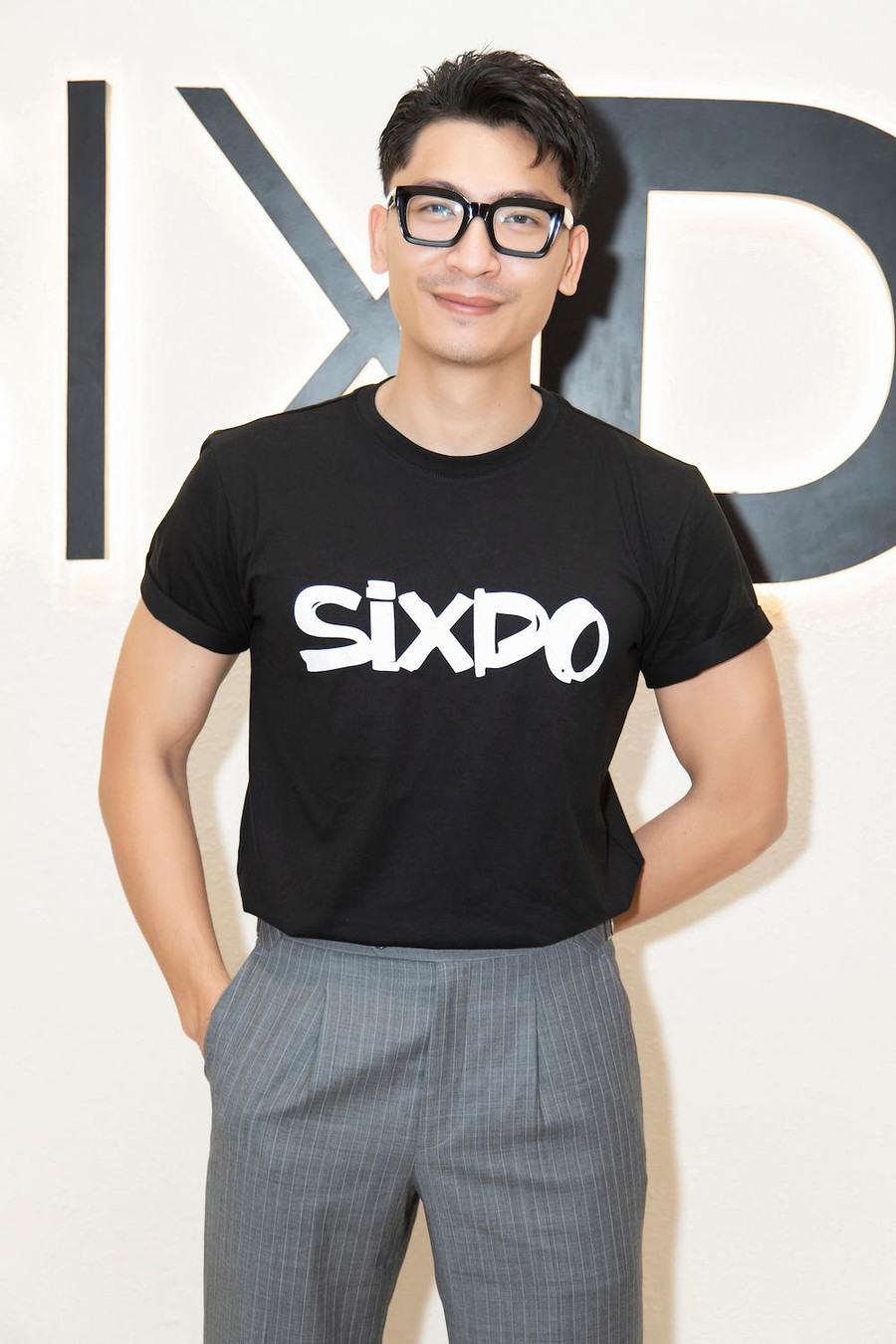 Trần Trung trẻ trung với áo phông đi kèm quần âu. Ảnh: Huy Nguyễn, Đinh Trung Tín Trần Trung trẻ trung với áo phông đi kèm quần âu. Ảnh: Huy Nguyễn, Đinh Trung Tín