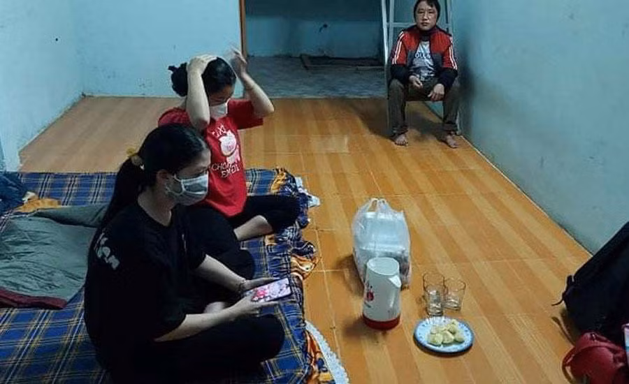 Nhóm người H’Mông sau khi cách ly ở Buôn Ma Thuột được anh Tuấn Anh giúp thuê trọ trước khi về quê. Ảnh: NVCC