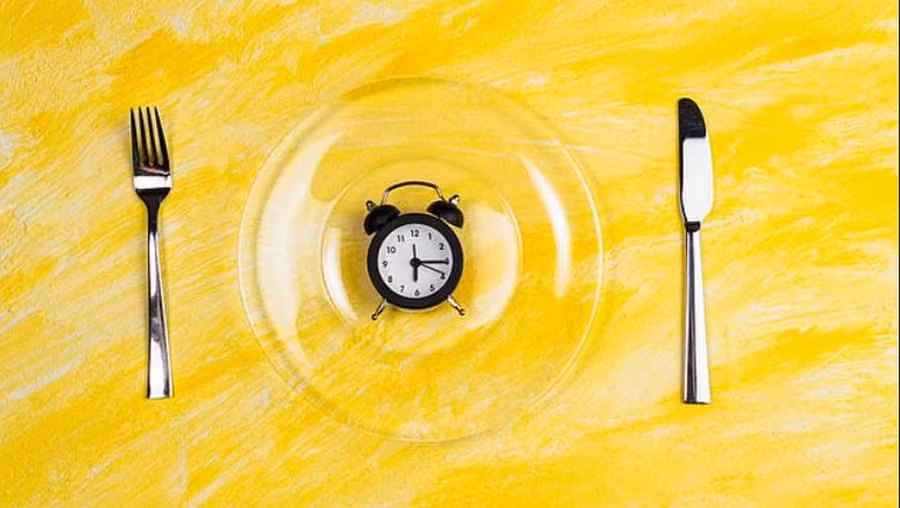 Ăn bữa sáng muộn hơn và bữa tối sớm hơn giúp cải thiện tích cực lượng đường trong máu. Ảnh: Shutterstock