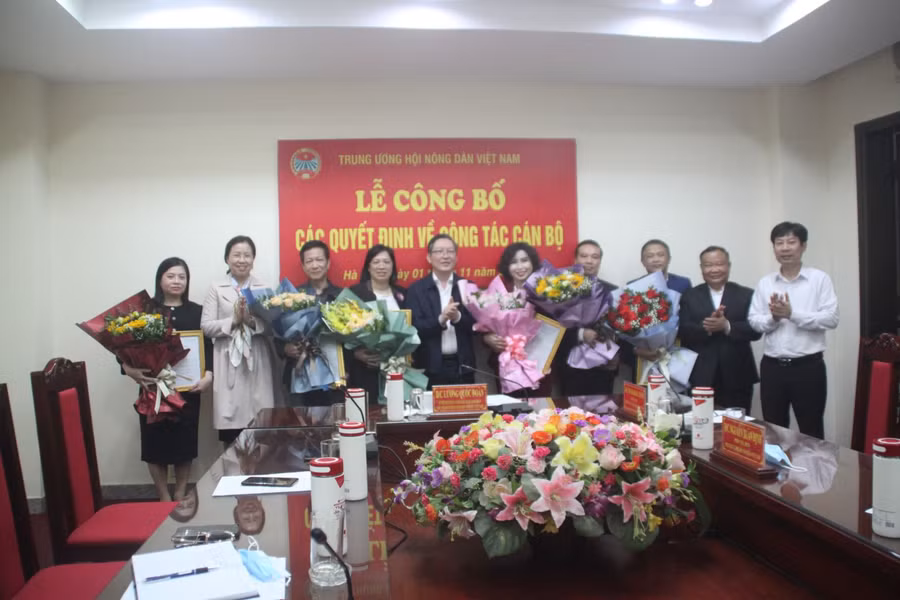 Đồng chí Lương Quốc Đoàn – Uỷ viên Trung ương Đảng, Bí thư Đảng đoàn, Chủ tịch Ban Chấp hành Trung ương Hội Nông dân Việt Nam trao Quyết định bổ nhiệm cho 6 đồng chí.