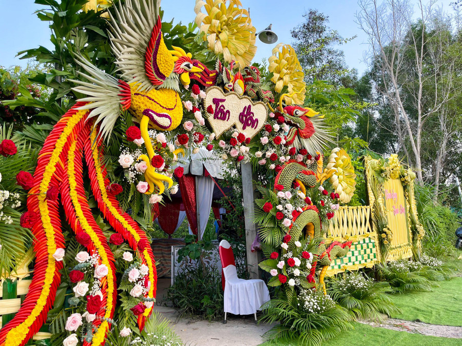Mẫu cổng cưới rồng phụng được nhiều người chọn lựa. Ảnh: Duy Tân