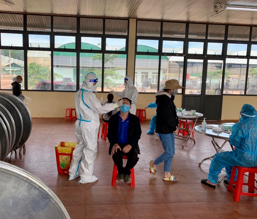 Lực lượng y tế lấy mẫu xét nghiệm cho người dân tại huyện Đơn Dương. Ảnh: Cộng tác viên.