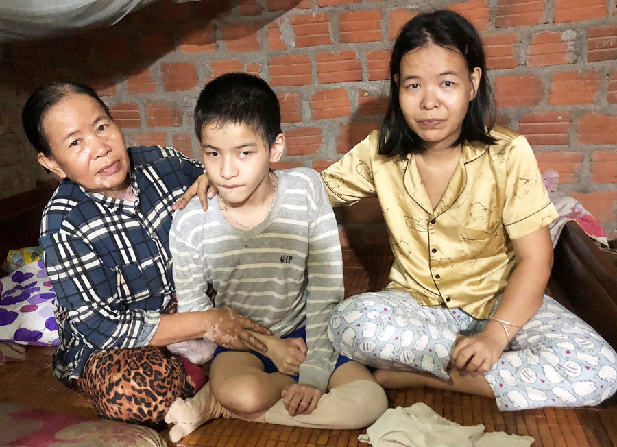  Bà Phạm Thị Bích Dần chăm sóc con gái và cháu ngoại. Ảnh: Anh Huy