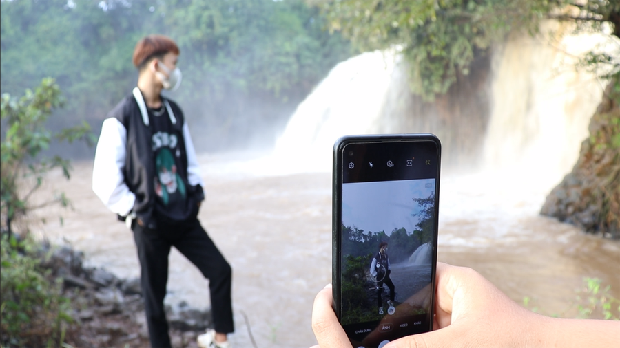 Dù thường xuyên đến đây nhưng anh Minh Quang vẫn rất muốn chụp thật nhiều hình để làm kỷ niệm. Ảnh: Sầm Ánh