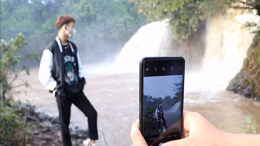 Dù thường xuyên đến đây nhưng anh Minh Quang vẫn rất muốn chụp thật nhiều hình để làm kỷ niệm. Ảnh: Sầm Ánh