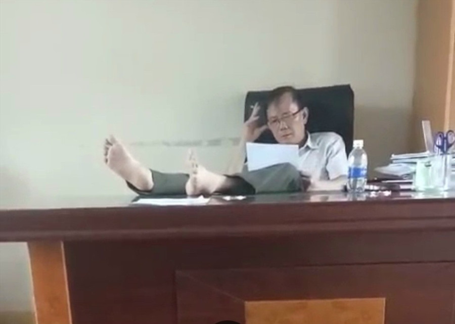 Hình ảnh ông Tường gác chân lên bàn làm việc được chia sẻ trên mạng xã hội. Hình ảnh ông Tường gác chân lên bàn làm việc được chia sẻ trên mạng xã hội.