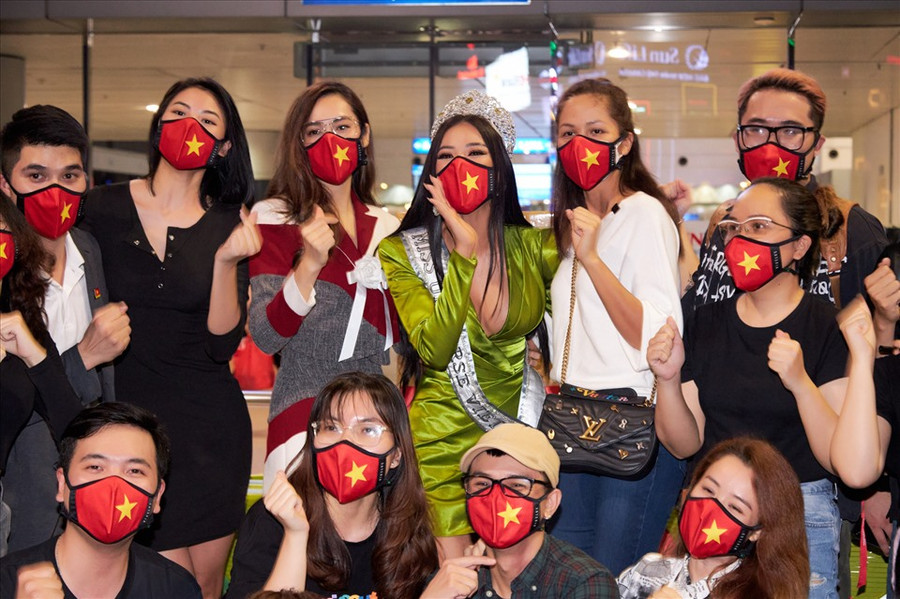 Có mặt tại sân bay để cổ vũ cho Kim Duyên là những chị em Hoa hậu, Á hậu thân thiết, đã đồng hành cùng Kim Duyên trong chặng hành trình dài chuẩn bị cho Miss Universe 2021: Hoa hậu H’Hen Niê, Á hậu Lệ Hằng, Đào Thị Hà (Top 5 Hoa hậu Hoàn Vũ Việt Nam 2019)... Ảnh: Sang Đào