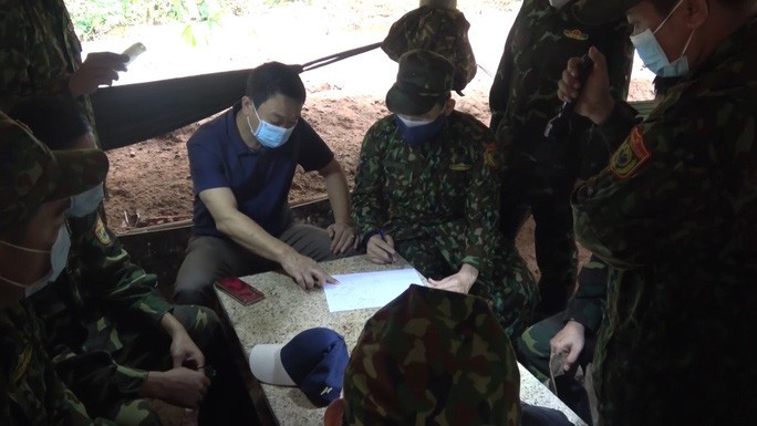 Ban Chuyên án QB1121 họp bàn kế hoạch đánh án giữa rừng sâu Ban Chuyên án QB1121 họp bàn kế hoạch đánh án giữa rừng sâu