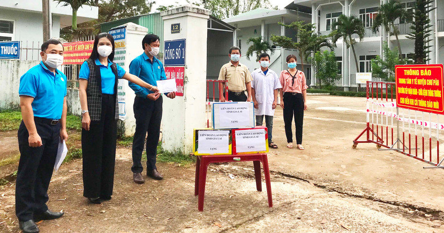 Bà Trần Lệ Nhung (thứ hai từ trái qua)-Chủ tịch Liên đoàn Lao động tỉnh gửi quà tặng đội ngũ y, bác sĩ tạ Trung tâm Y tế huyện Chư Păh. Ảnh: Đinh Yến