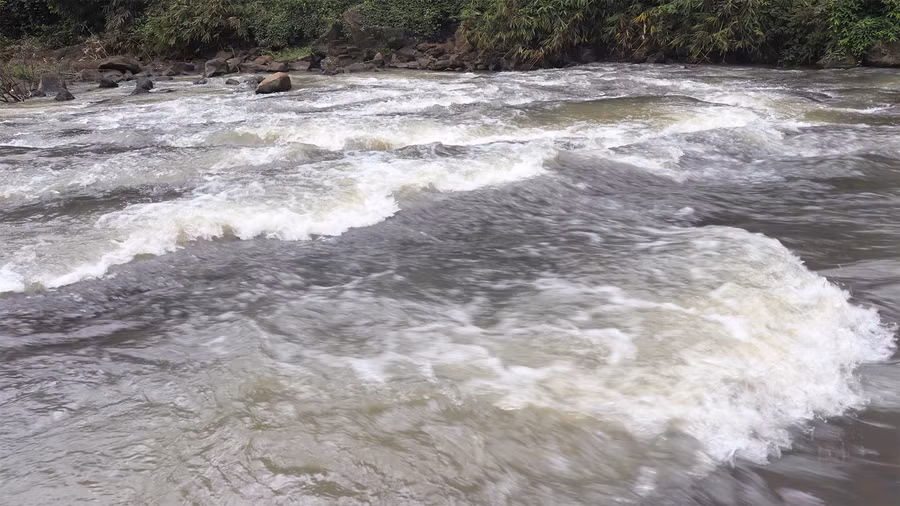 Nước gợn sóng phía trên các lớp đá cứng tựa như sóng biển. Ảnh: Sầm Ánh