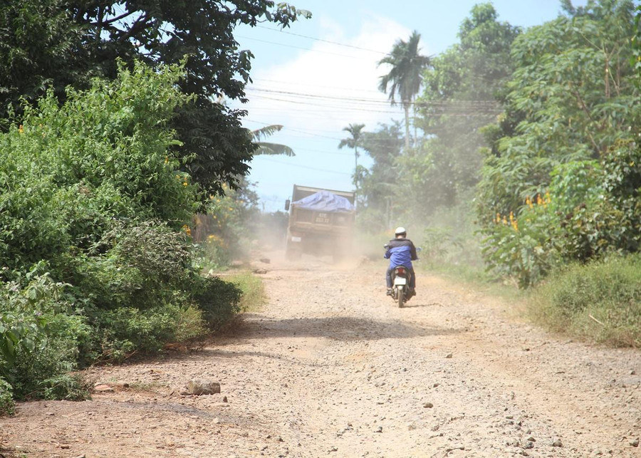 Xe tải chở đất thi công đại lộ Đông Tây thường xuyên chạy trên đường dân sinh qua thôn 6. Ảnh: Hoàng Bình