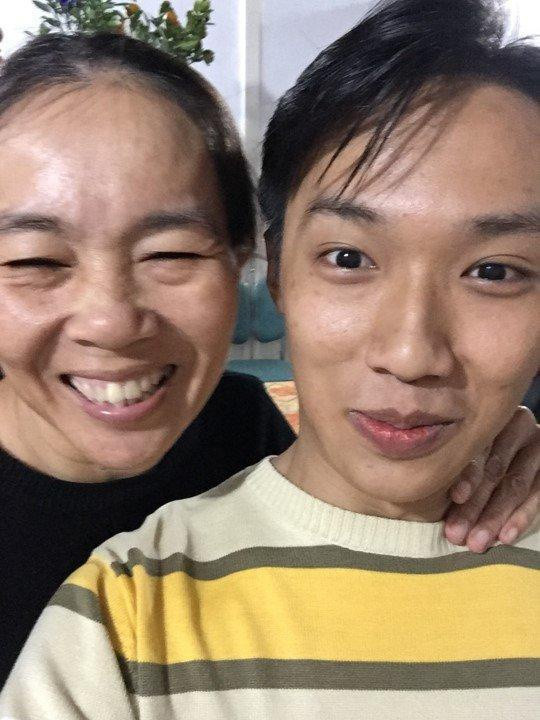 Anh Hoàng chụp hình cùng mẹ, tự nhận giống mẹ nhiều hơn giống ba  Anh Hoàng chụp hình cùng mẹ, tự nhận giống mẹ nhiều hơn giống ba
