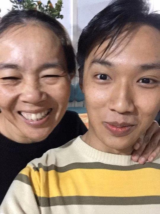  Anh Hoàng chụp hình cùng mẹ, tự nhận giống mẹ nhiều hơn giống ba