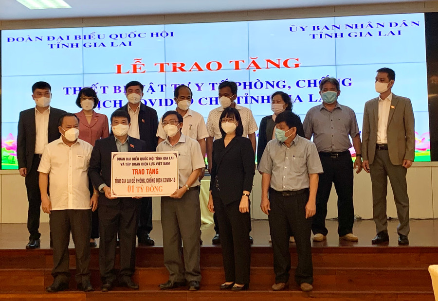 Đại diện Đoàn công tác Đoàn Đại biểu Quốc hội về tiếp xúc cử tri tại tỉnh Gia Lai đã trao tặng tiền, vật tư, thiết bị y tế phục vụ công tác phòng-chống dịch Covid-19 trên địa bàn tỉnh Gia Lai. Ảnh: Như Nguyện
