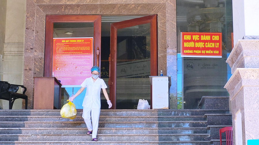  Theo quy định của TP.Đà Nẵng, người về từ các địa phương được xác định cấp độ dịch ở cấp 4 phải cách ly tại nhà, nơi lưu trú đủ từ 7-14 ngày. Trường hợp không bảo đảm điều kiện cách ly tại nhà, nơi lưu trú thì phải cách ly tập trung hoặc cách ly tại khách sạn có thu phí. Ảnh: Hoàng Sơn