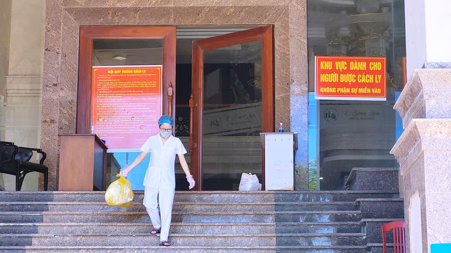  Theo quy định của TP.Đà Nẵng, người về từ các địa phương được xác định cấp độ dịch ở cấp 4 phải cách ly tại nhà, nơi lưu trú đủ từ 7-14 ngày. Trường hợp không bảo đảm điều kiện cách ly tại nhà, nơi lưu trú thì phải cách ly tập trung hoặc cách ly tại khách sạn có thu phí. Ảnh: Hoàng Sơn