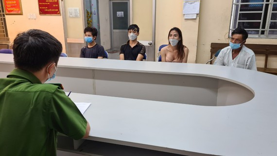  Công an lấy lời khai các đối tượng