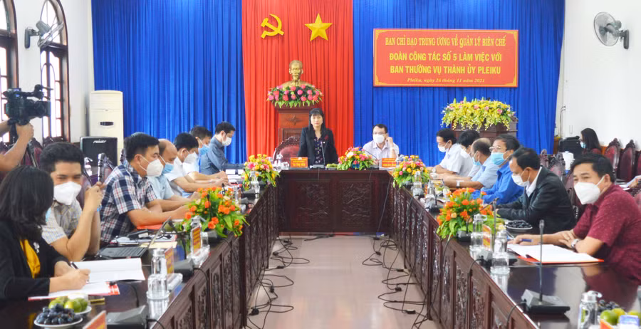 Đồng chí Tạ Thị Yên-Phó trưởng Ban Công tác đại biểu thuộc Ủy ban Thường vụ Quốc hội, đại biểu Quốc hội khóa XV phát biểu tại buổi làm việc. Ảnh: Anh Huy