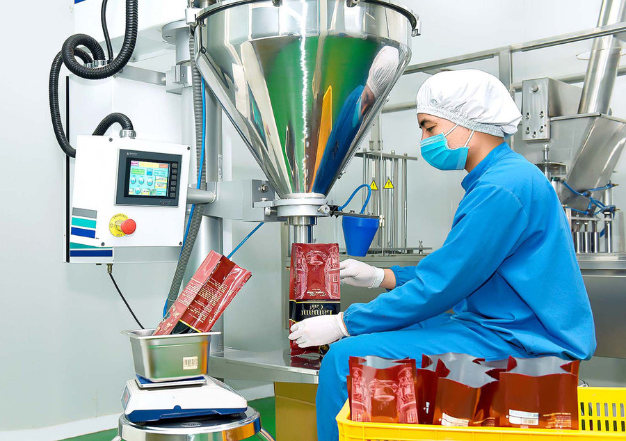 Đóng gói sản phẩm cà phê L’amant tại Công ty TNHH Vĩnh Hiệp (TP. Pleiku). Ảnh: Khang Nghi