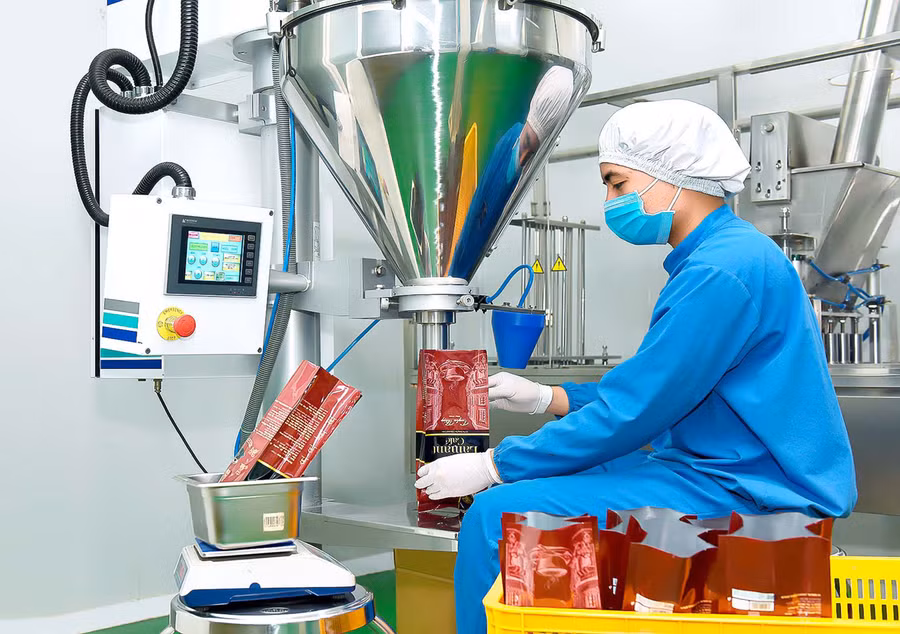 Đóng gói sản phẩm cà phê L’amant tại Công ty TNHH Vĩnh Hiệp (TP. Pleiku). Ảnh: Khang Nghi