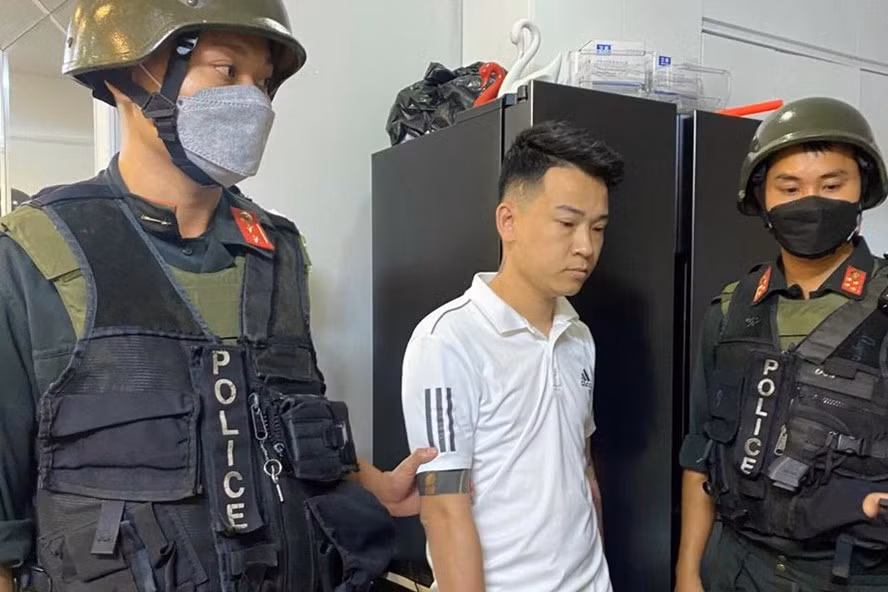 Trùm đường dây đánh bạc 30.000 tỉ Hà "Miên" (áo trắng) thời điểm bị bắt giữ. Ảnh: CACC Trùm đường dây đánh bạc 30.000 tỉ Hà