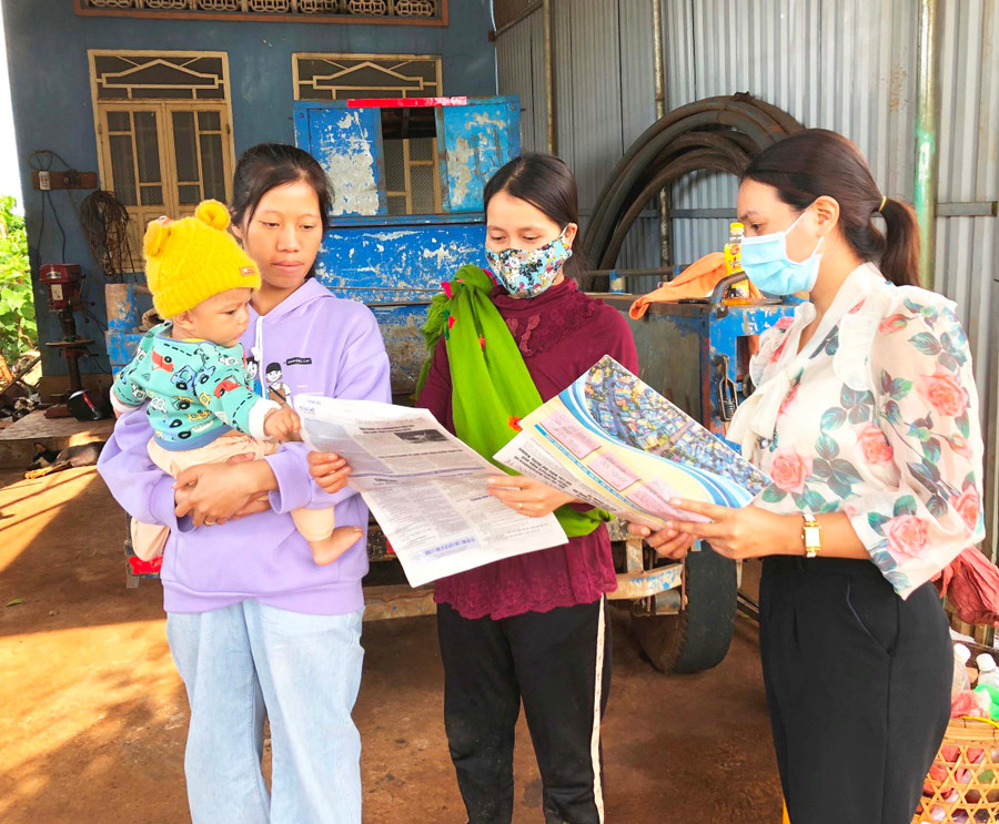 Tuyên truyền phòng-chống bạo lực gia đình cho phụ nữ và trẻ em gái. Ảnh: Đinh Yến