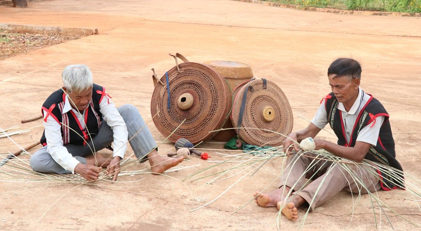 Các nghệ nhân làng Mít Jep, xã Ia O (Ia Grai, Gia Lai) đan áo cho cồng, chiêng. (Ảnh: Hồng Điệp/TTXVN) Các nghệ nhân làng Mít Jep, xã Ia O (Ia Grai, Gia Lai) đan áo cho cồng, chiêng. (Ảnh: Hồng Điệp/TTXVN)
