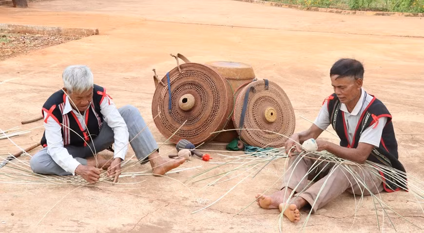  Các nghệ nhân làng Mít Jep, xã Ia O (Ia Grai, Gia Lai) đan áo cho cồng, chiêng. (Ảnh: Hồng Điệp/TTXVN)