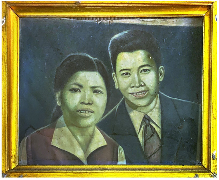 Bức chân dung với người vợ cả do ông Tiến tự vẽ.