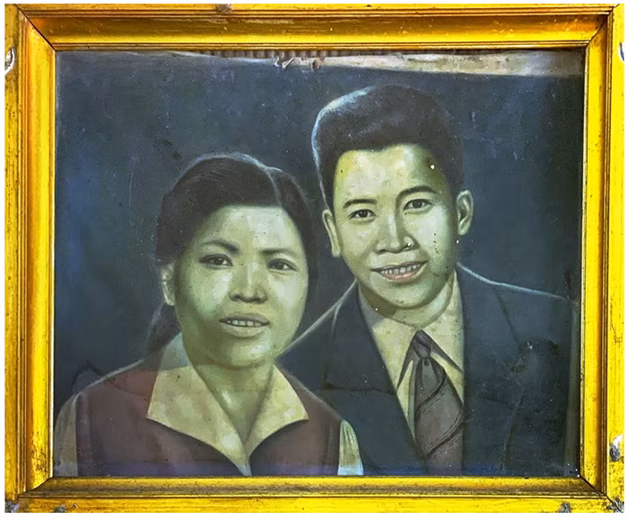 Bức chân dung với người vợ cả do ông Tiến tự vẽ.