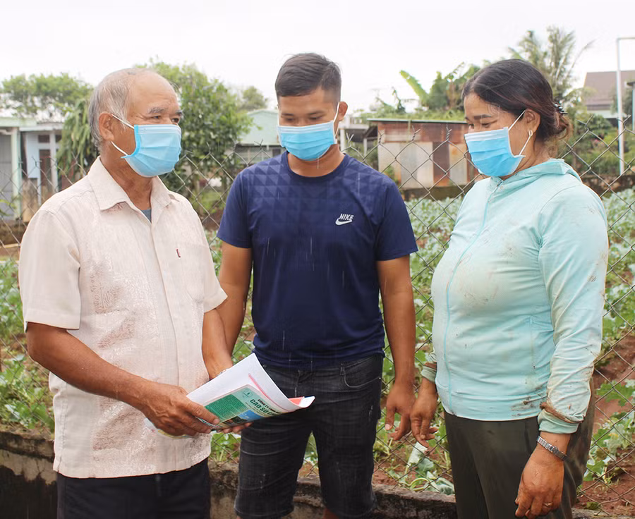  Ông A Miu (bìa trái)-Bí thư Chi bộ làng Khưn (phường Trà Bá, TP. Pleiku) vận động người dân chung tay xây dựng nông thôn mới. Ảnh: Thủy Bình