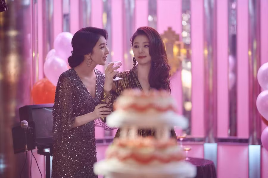 Trang QQ tiết lộ Dương Cẩn Hoa (trái) và Lâm Tâm Như đều theo chế độ ăn kiêng để có được vóc dáng quyến rũ trong Hoa đăng sơ thượng. Ảnh: Poster phim