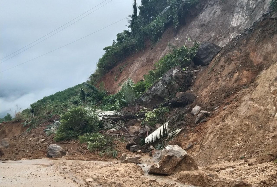 Khoảng 3.000 m3 đất đá đổ ập xuống đường. Ảnh: C.T.V Khoảng 3.000 m3 đất đá đổ ập xuống đường. Ảnh: C.T.V